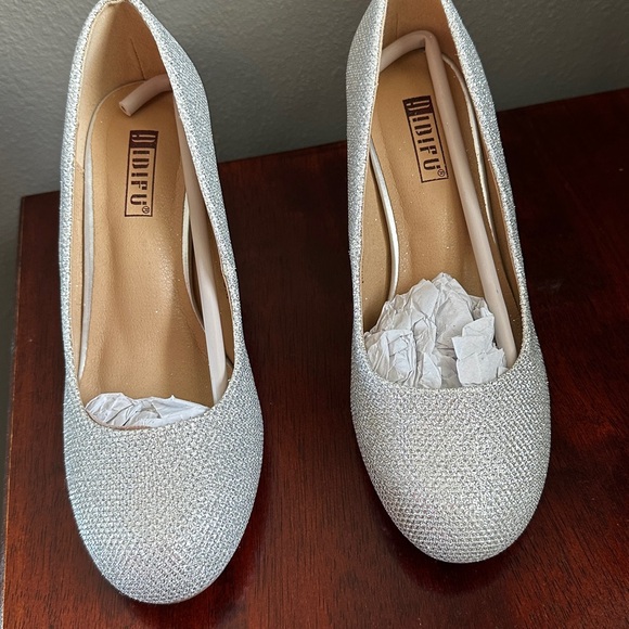 New in box! Size 5.5 silver glitter chunky heel. - Picture 8 of 10